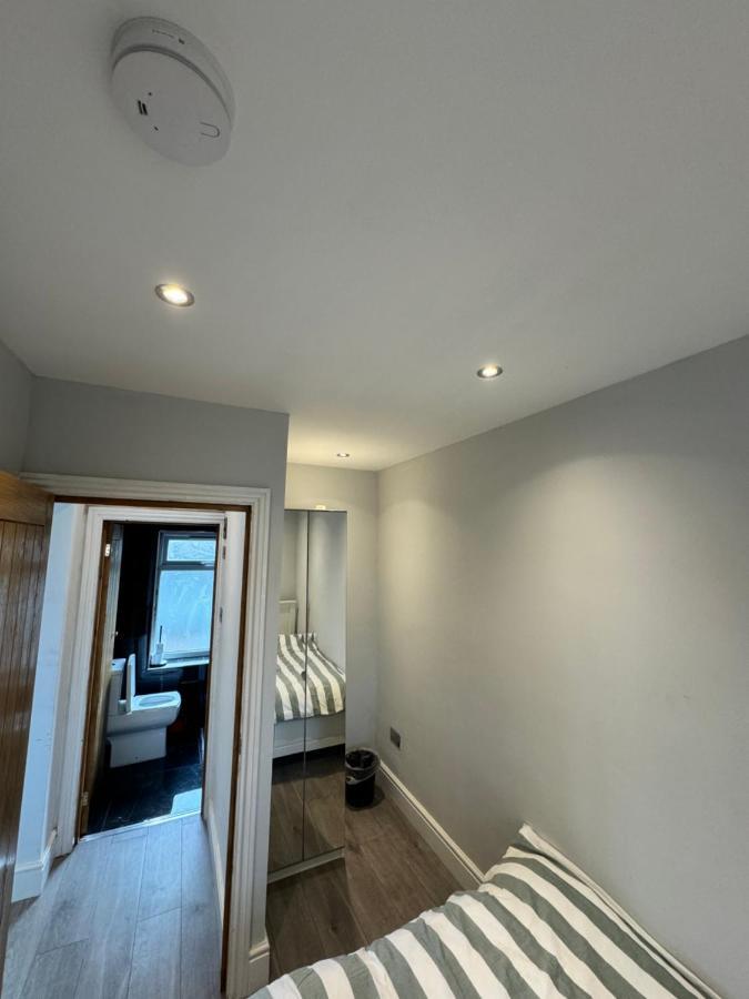 Homestay 1 Bed With Kitchenette And Bathroom *